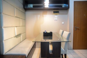 Room | In-room dining - Great Location 2BR Maple Park Apartment (Jakarta)