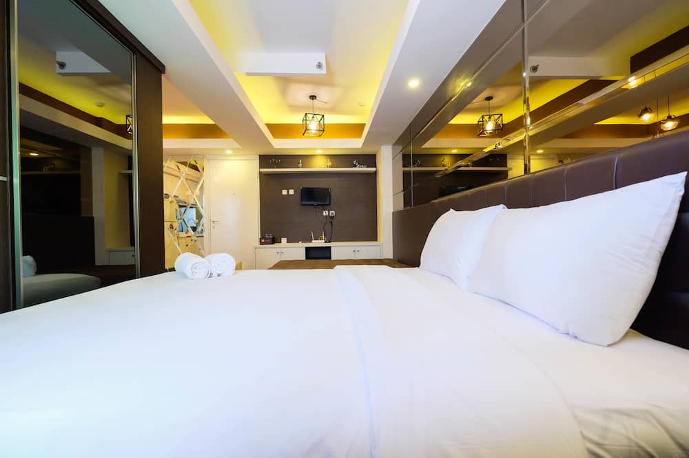Spacious Studio Room at Green Pramuka Apartment