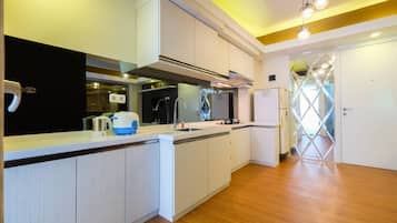 Zimmer | Eigene Küche | Kühlschrank, Herdplatte, Wasserkocher, Kochgeschirr/Geschirr/Besteck
