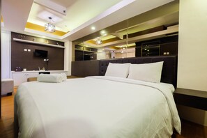 ルーム | デスク、WiFi (無料)、ベッドシーツ