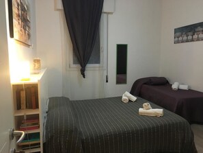 이코노미 쿼드룸, 공용 욕실 | 객실 내 금고, 무료 WiFi, 침대 시트