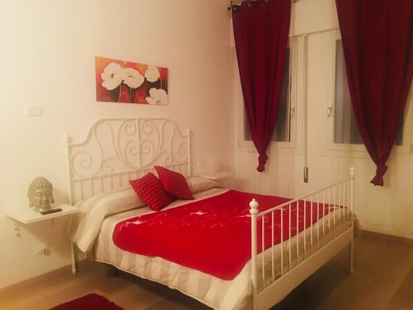 Double Room, Shared Bathroom | In-room safe, free WiFi, bed sheets