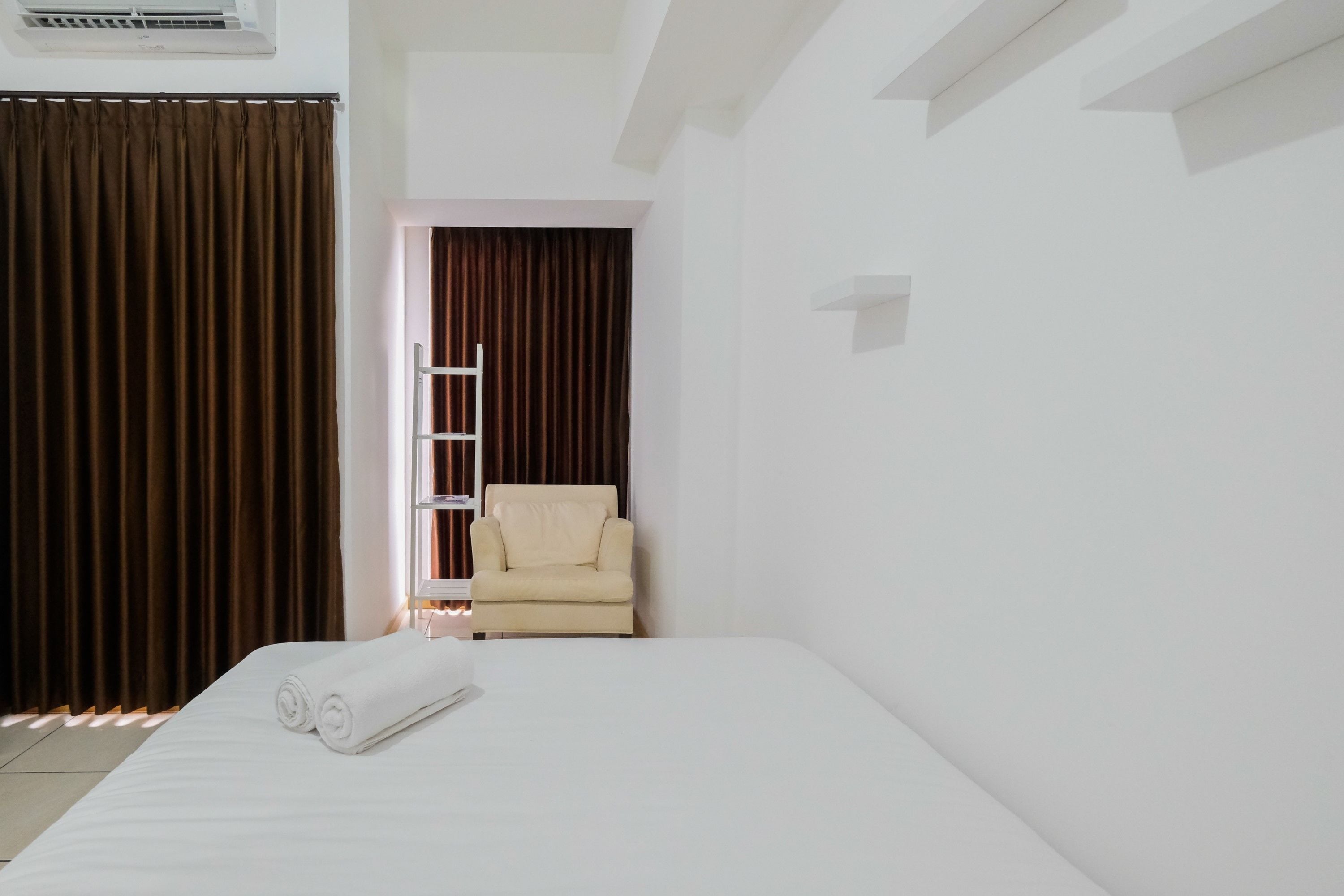 Desk, free WiFi, bed sheets