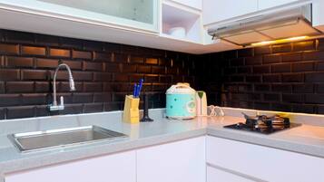 Værelse | Privat køkken | Køleskab, kogeplade, køkkentøj/tallerkener/redskaber