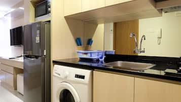 Room | Private kitchenette | Fridge, stovetop, cookware/dishes/utensils
