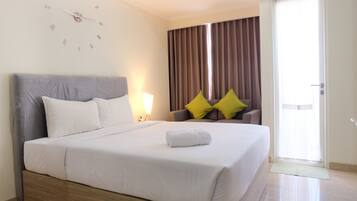 Room | Desk, bed sheets