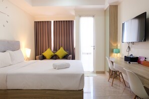 Zimmer | Schreibtisch, Bettwäsche