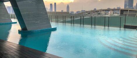 Una piscina al aire libre
