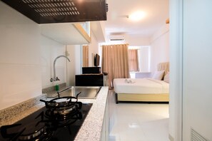 Room | Private kitchen | Fridge, stovetop, rice cooker, cookware/dishes/utensils - Gorgeous Studio Apartment at Akasa Pure Living BSD (South Tangerang)