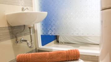 Kamar | Kamar mandi | Shower, perlengkapan mandi gratis, dan handuk