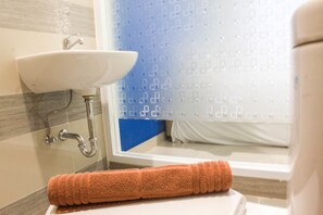 Ducha, artículos de tocador gratuitos, toallas