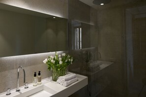 Suite | Bathroom | Shower, free toiletries, hair dryer, bidet - Vila Damunt Suites (Palma de Mallorca)