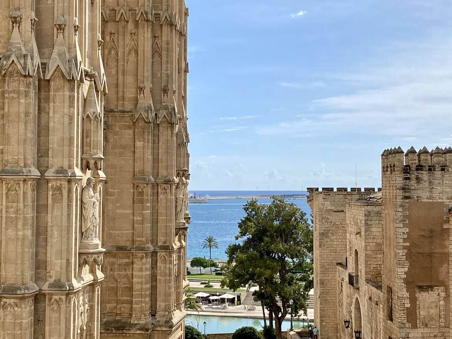 Un bâtiment historique doté d’une architecture en pierre remarquable et offrant une vue sur la mer.