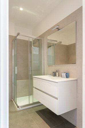 Apartamento | Banheiro | Chuveiro, banheiras de fontes termais, chuveiro com efeito de chuva 