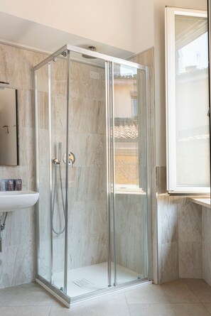 Doppia, Vista città | Bathroom | Shower, spring water bathtub, rainfall showerhead, hair dryer