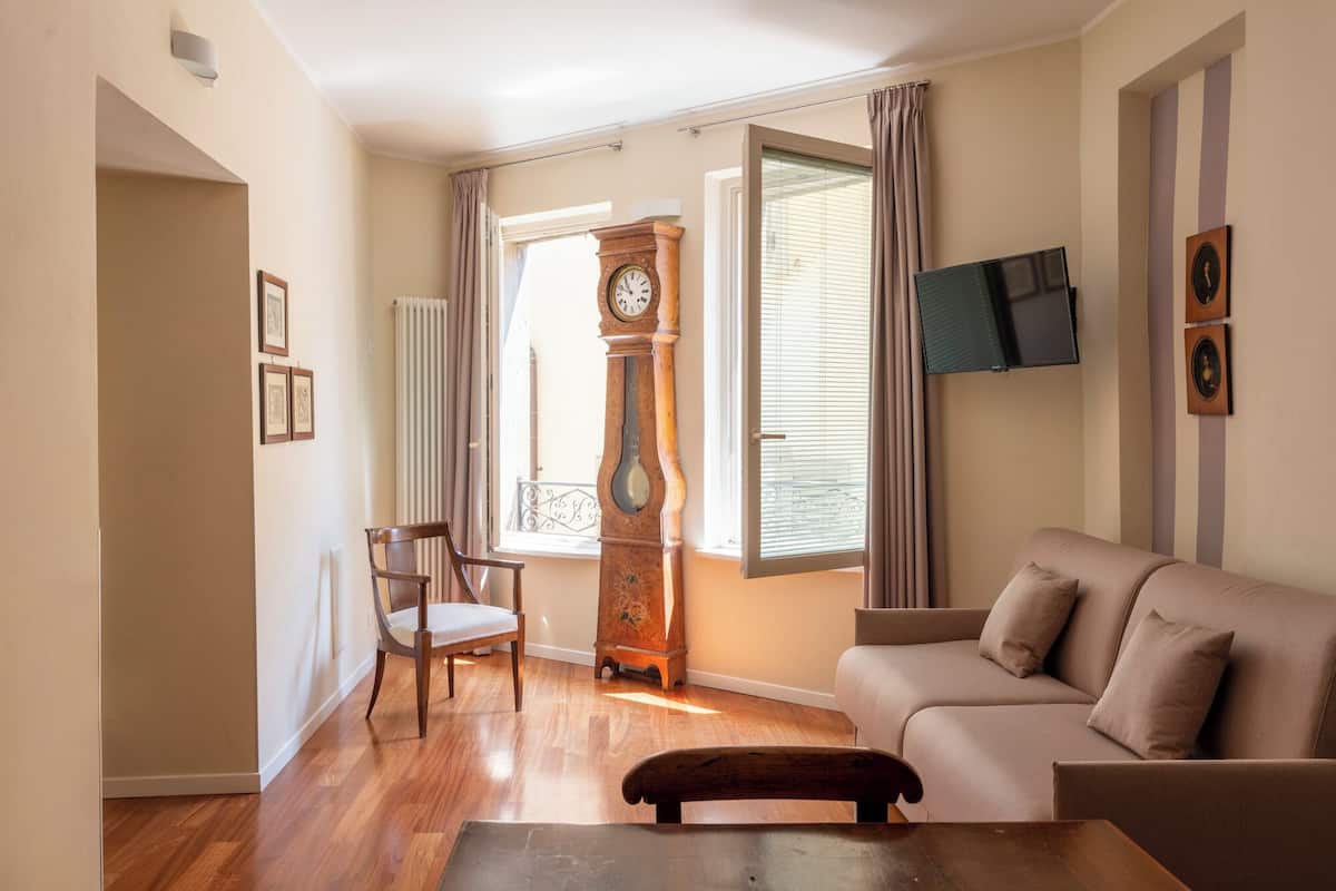 Junior Suite, City View | Living area