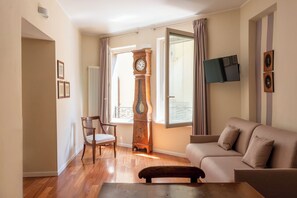 Suite Junior, vue ville | Coin séjour | TV connectée