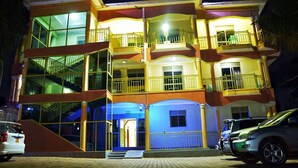 Mặt tiền nơi lưu trú - ban đêm