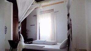 Phòng đôi Tiêu chuẩn | Bàn, bộ trải giường 