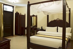 Studio | Unika möbler, skrivbord, mörkläggningsgardiner och strykjärn/strykbräda