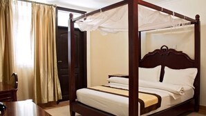 Desk, blackout drapes, iron/ironing board (on request), WiFi (free) - Island Paradise Apartment (Zanzibar Town)