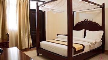 Muebles diferentes, escritorio y cortinas blackout