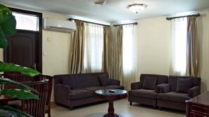 32-inch LED TV with cable channels, TV - Island Paradise Apartment (Zanzibar Town)