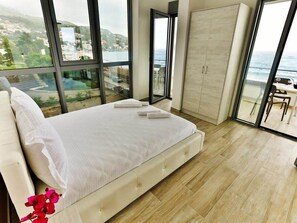 Departamento, 2 habitaciones, balcón, vista al mar | Decoración personalizada, muebles diferentes y escritorio 