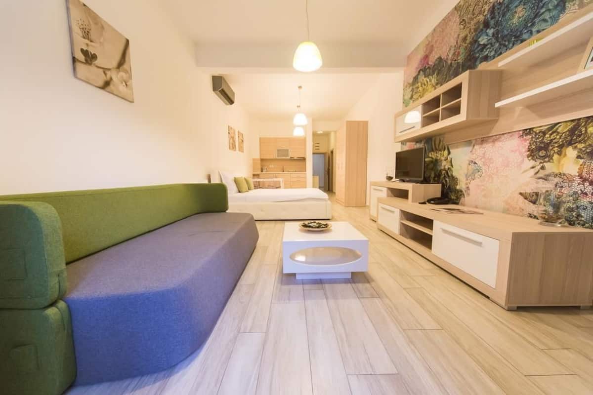 Studio, Garden View | Living room | TV