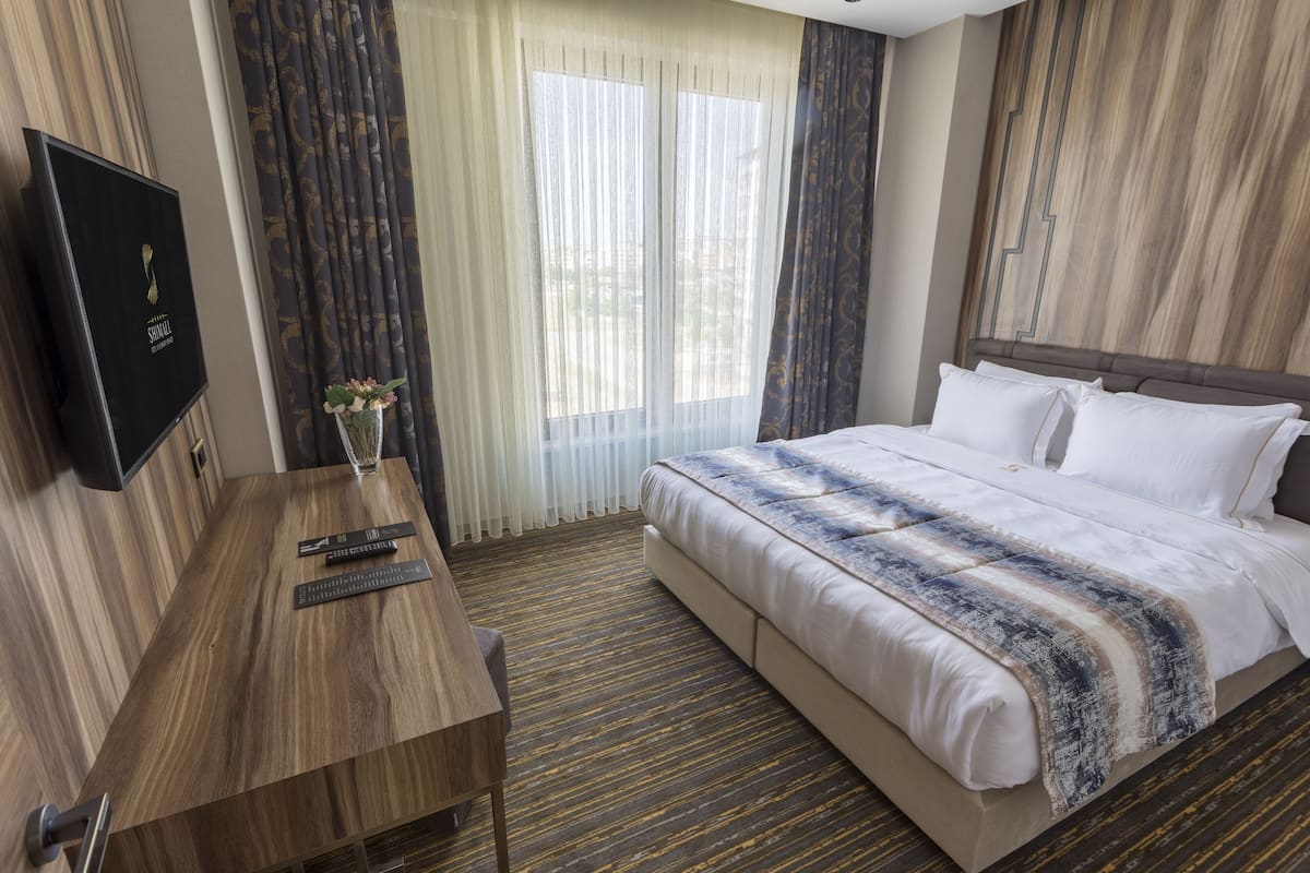 Junior Suite, 1 King Bed, City View | Minibar, in-room safe, laptop workspace, soundproofing