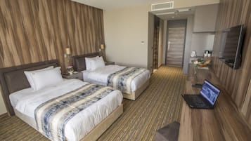 Standard-Zweibettzimmer, 2 Einzelbetten, Stadtblick | Minibar, Zimmersafe, laptopgeeigneter Arbeitsplatz