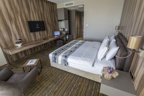 Minibar, in-room safe, laptop workspace, soundproofing - Shimall Deluxe Hotel (Gaziantep)