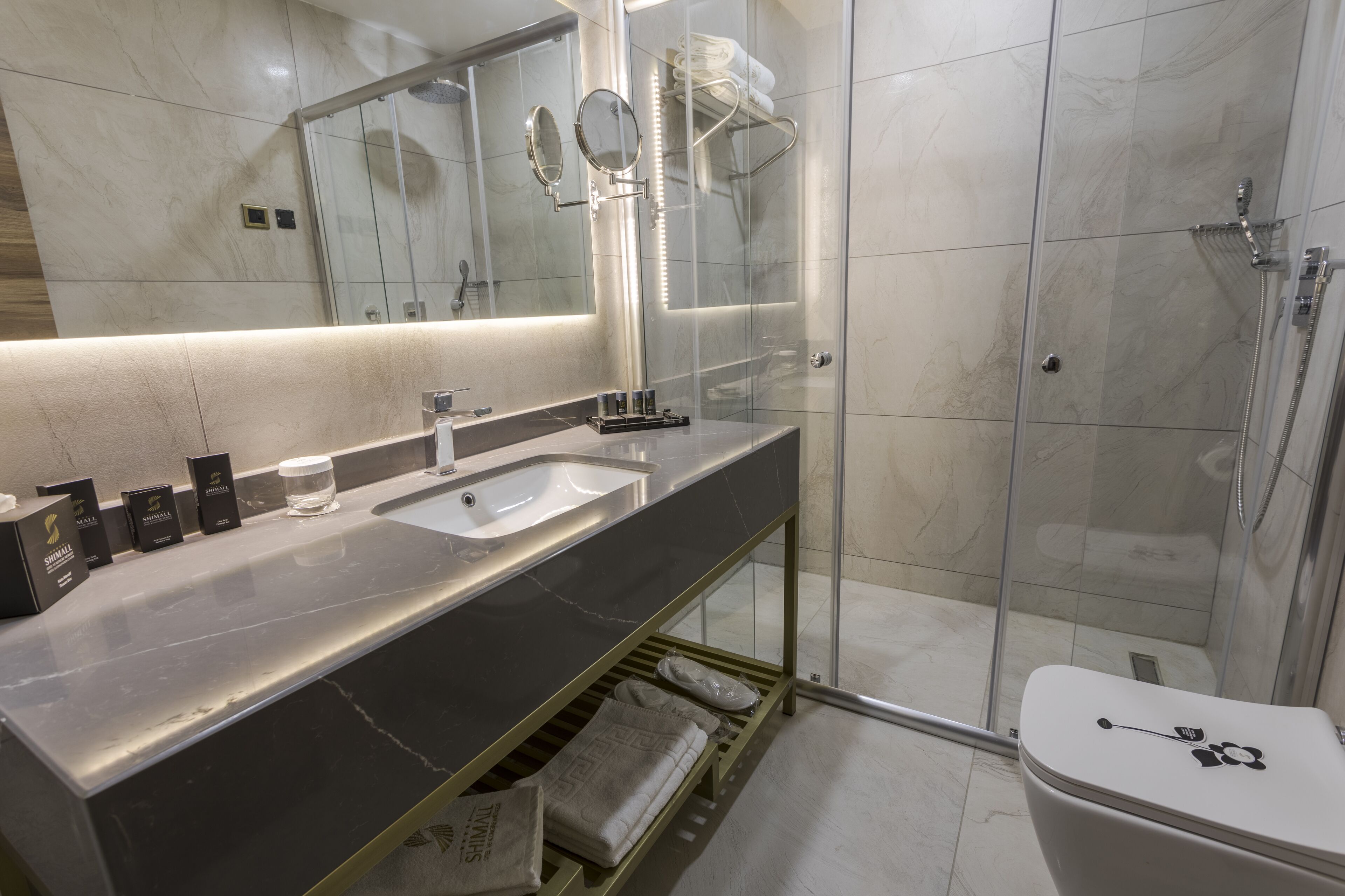 shower, rainfall showerhead, free toiletries, hair dryer