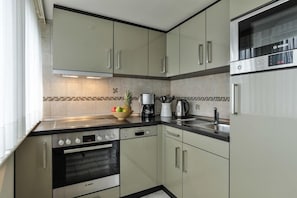 Fridge, oven, stovetop, coffee/tea maker