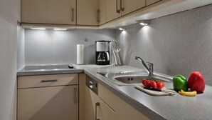 Coffee/tea maker, fridge, oven, stovetop - Auster Appartements (Sylt)