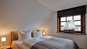 Desk, laptop workspace, WiFi (free), bed sheets - Auster Appartements (Sylt)