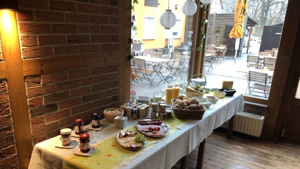 Un buffet de petit-déjeuner proposant une variété d’aliments et d’accompagnements.
