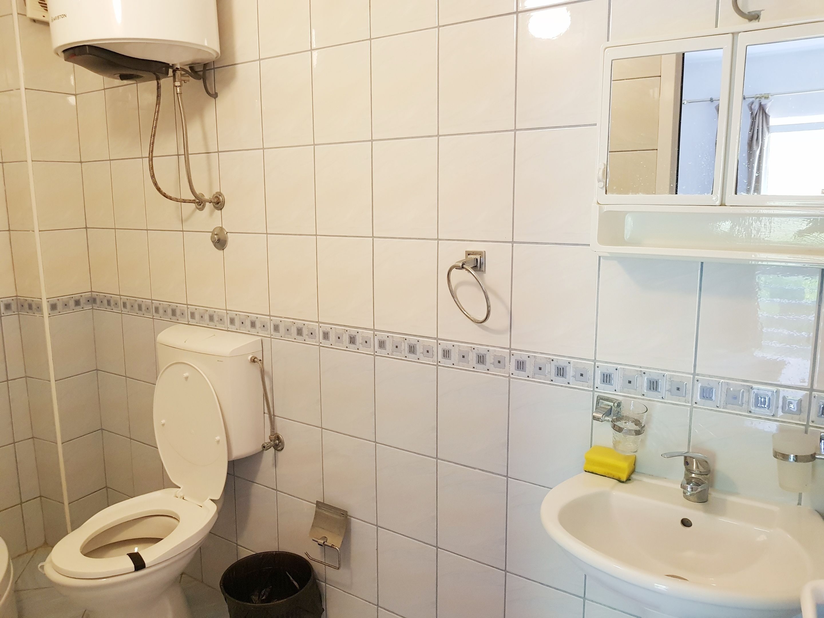 Regadera, amenidades de baño gratuitas, secadora de cabello, toallas 