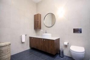 Appartement luxueux, 4 chambres, vue sur la ville | Salle de bain | Douche, articles de toilette (gratuits), séchoir à cheveux