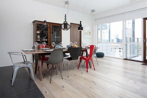Luxury Apartment, 4 Bedrooms, City View | In-room dining