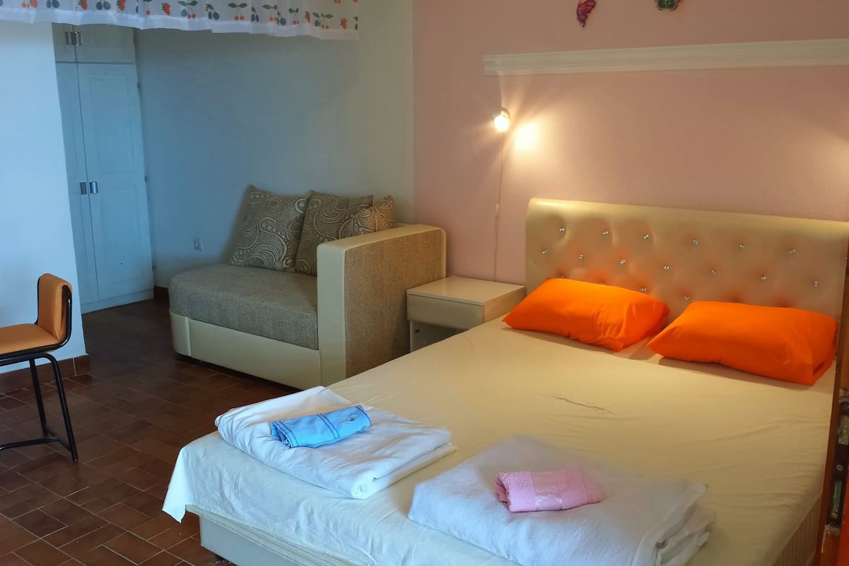 Appartamento familiare, vista mare parziale | Wi-Fi gratuito, lenzuola