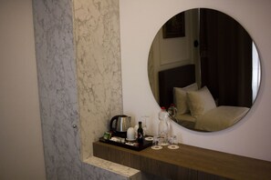 ダブルルーム | セーフティボックス (室内)、防音設備、WiFi (無料)、ベッドシーツ