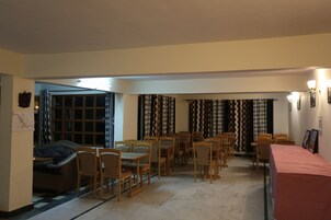 Café da manhã com buffet todos os dias (INR 250 por pessoa) 