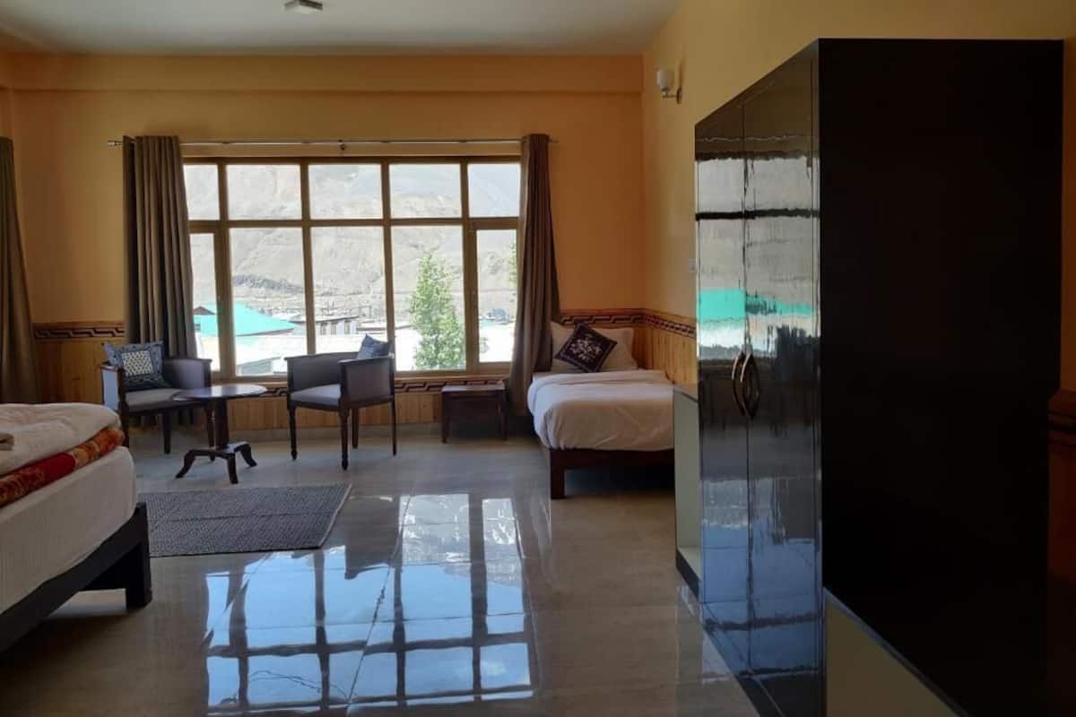 1 habitación, decoración personalizada, muebles diferentes y escritorio