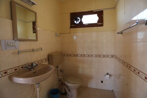 ห้องสแตนดาร์ด, วิวภูเขา | ห้องน้ำ | รองเท้าสวมภายในห้อง, ผ้าเช็ดตัว