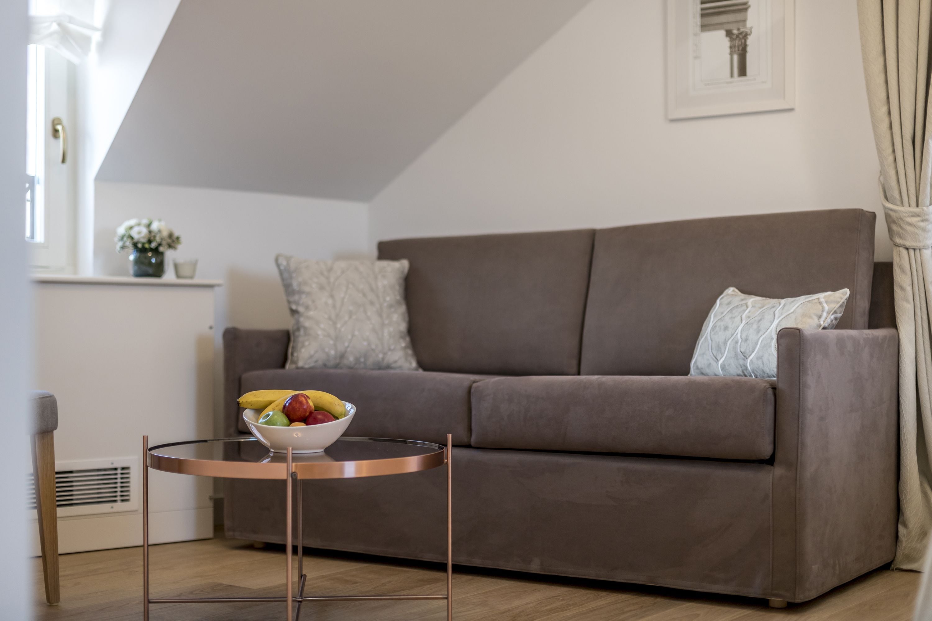 Cosy Loft Room with the View | Allergitestade sängkläder, duntäcken och minibar