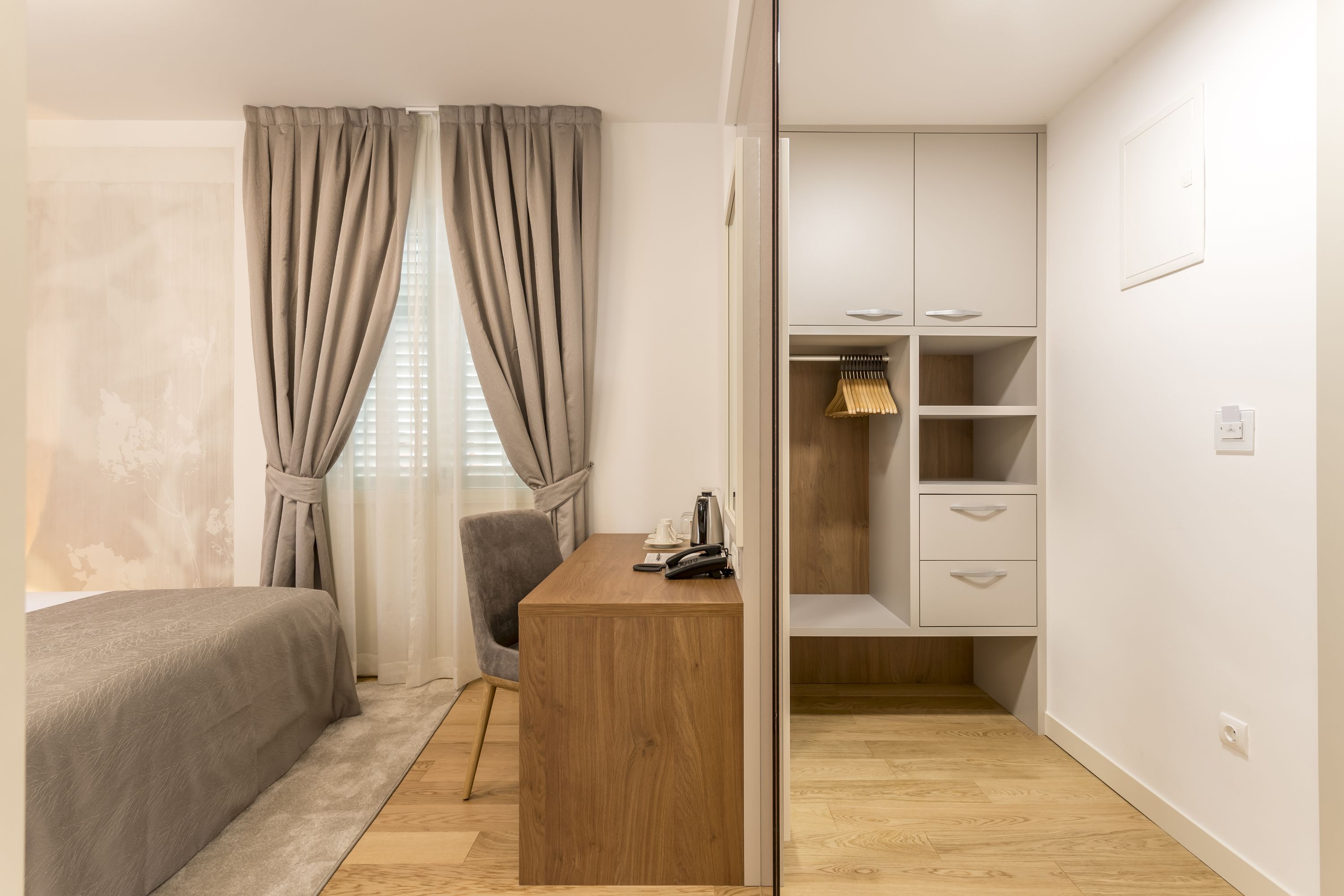 Une chambre à coucher avec un lit, un bureau et une armoire.