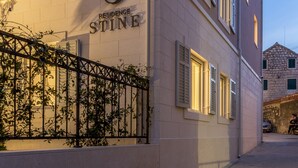 A building with the sign "Residence Stine" on the facade. - Residence Stine (Split)