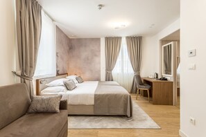 Habitació doble o amb dos llits individuals superior | Roba de llit hipoal·lergògena, cobrellits i minibar 