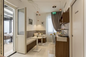 Desayuno buffet diario (EUR 15 por persona)